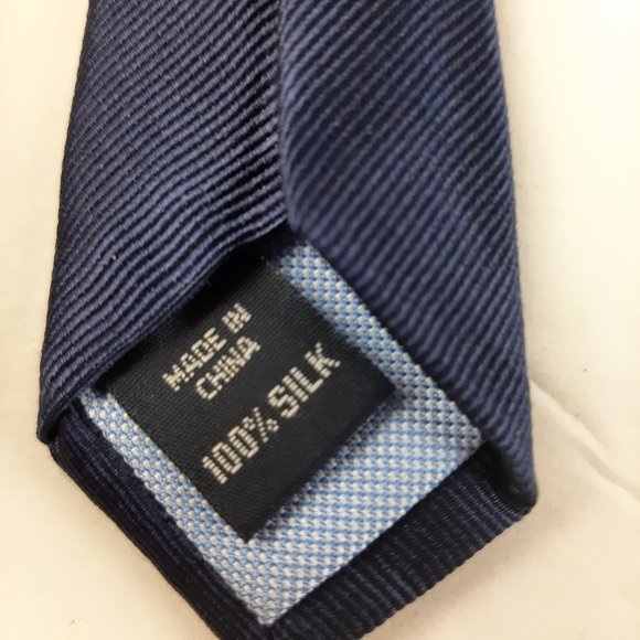 Tommy Hilfiger Silk Tie. - Picture 4 of 4